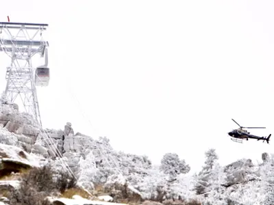 Peste 20 de persoane au făcut Revelionul blocate într-o telecabină, pe Sandia Peak Tramway. / Foto: news.ro