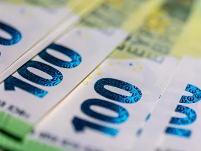 Mai multe bancnote de 100 de euro deschise în evantai - Foto: Magnific.com/pvproductions