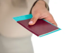 Experiența unei românce stabilite de 12 ani în străinătate: permis de conducere în 45 de minute și pașaport în 20, direct la aeroport