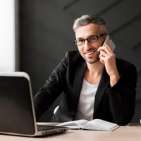 Escrocii se folosesc de Inteligența Artificială și colenază vocile șefilor Foto: Freepik.com - rol ilustrativ