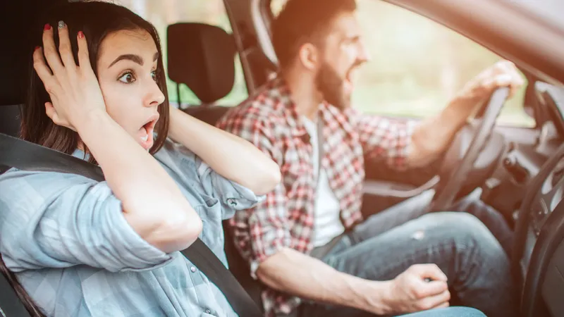 „Atenție, ... frână!” Un psiholog explică de se ceartă cuplurile în mașină la drum lung - Foto: Freepik (Imagine cu rol ilustrativ)