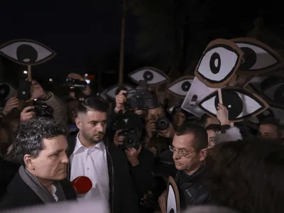 Nicușor Dan a pierdut aproape jumătate din încrederea românilor într-un an. Ce explică declinul din sondaje