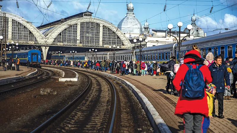La gara din Lviv, într-o scenă care se repetă peste tot în țară, ucrainienii care încearcă să scape de violența războiului cu Rusia așteaptă să se urce într-un tren cu destinația Polonia