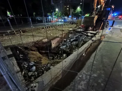 Groapă făcută de un escavator, aproape de intersecţia bulevardelor Basarabia şi Nicolae Grigorescu - Foto: Florin Budescu