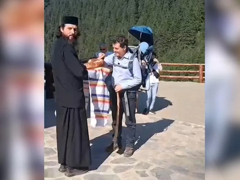 Nicușor Dan în vizită la Mănăstirea Prislop. Cum a fost primit președintele de stareț? - Foto: Captura Ecran