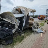 Experiența și abilitatea șoferului microbuzului a evitat, milimetric, o tragedie - Foto: ZdI