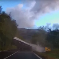 Cum a reușit un șofer de TIR să blocheze Valea Oltului. A derapat într-o curbă cu 80 km/h - Foto: captură video