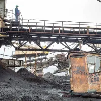 Un miner supervizează benzile transportoare în cariera Roșiuța