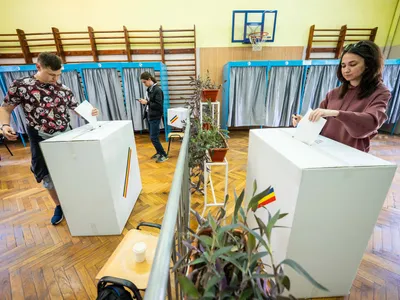 oameni votează - Foto: Profimedia Images (rol ilustrativ)