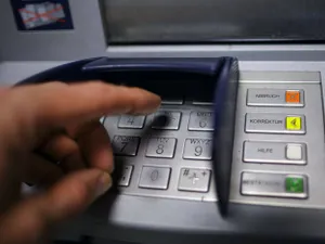 Băncile din Germania încep să închidă bancomatele și caseriile. De unde poți face rost de numerar? - FOTO: Profimedia (imagine cu rol ilustrativ)