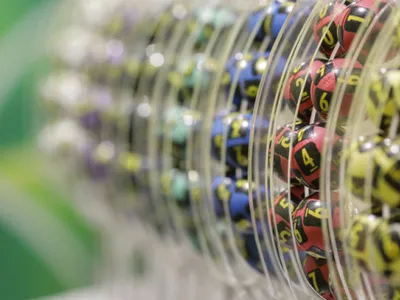 „O minune care mi-ar putea salva viaţa”. Câștigătoarea celui mai mare premiu din istoria jocului Loto 6/49 și-a ridicat banii