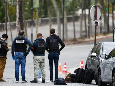 O cască de motocicletă și o butelie de gaz găsite de anchetatori, la locul jafului- Foto: Profimedia Images