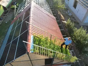 VIDEO Panouri fotovoltaice și grădină cu roșii și gogoșari pe acoperiș. A economisit mii de euro - Foto: Ziarul Unirea
