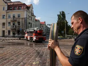 Un pompier ucrainean lucrează la locul unde a avut loc un atac cu rachete în Cernihiv, pe 19 august 2023 - Foto: Profimedia Images