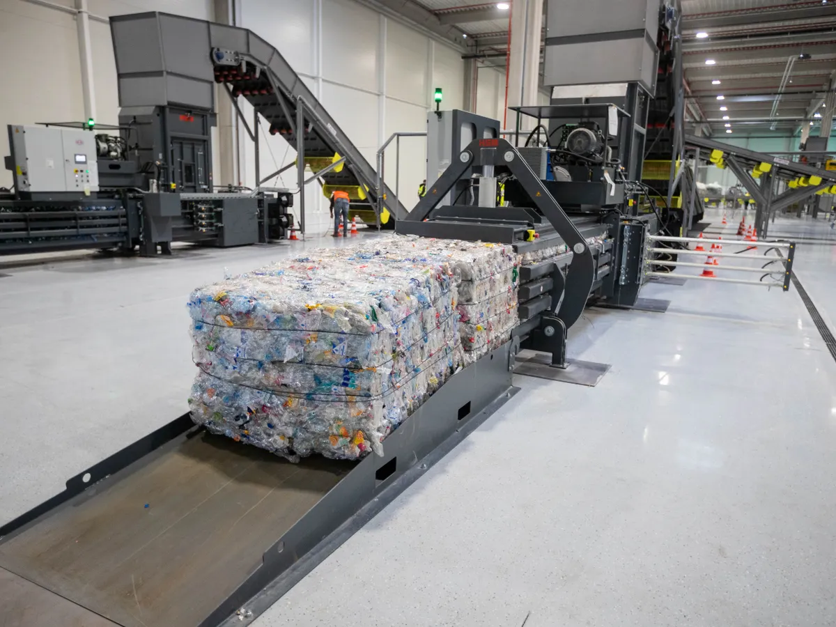 77% dintre camioanele care au dus deşeuri la punctele de reciclare în 2025 nu erau autorizate