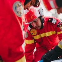 22 de copii şi 27 de adulţi au fost evacuaţi. Incendiu la o clinică de pediatrie - Foto: igsu.ro