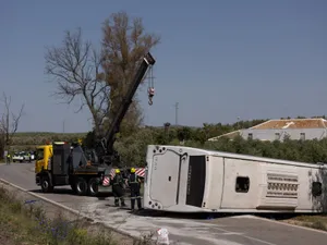 Un autobuz cu muncitori sezonieri români s-a răsturnat în Spania: doi morți și 16 răniți. / Foto: elpais.com