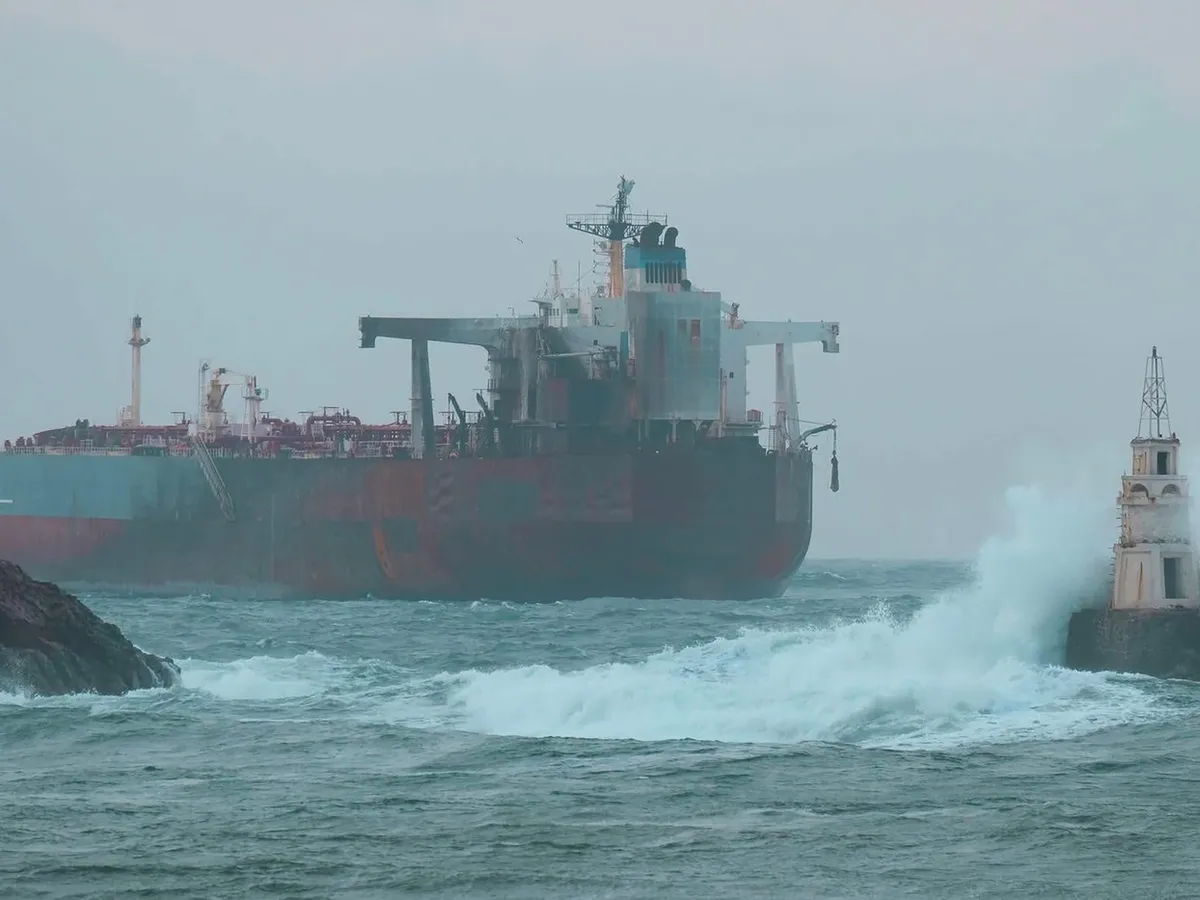 Petrolierul Kairos, eșuat în apropierea portului Ahtopol de la Marea Neagră, Bulgaria, sâmbătă, 6 decembrie  - Foto: Profimedia Images