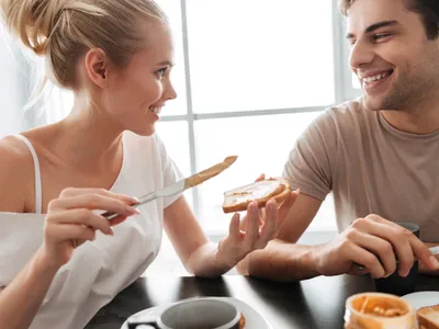 Cuplu care mănâncă câte o felei de pâine - Foto: Freepik (rol ilustrativ)