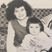 Recunoașteți personajul? Fetița cu o copilărie grea, a ajuns una dintre cele mai iubite jurnaliste  - Foto: Arhiva personala / imagine cu rol ilustrativ