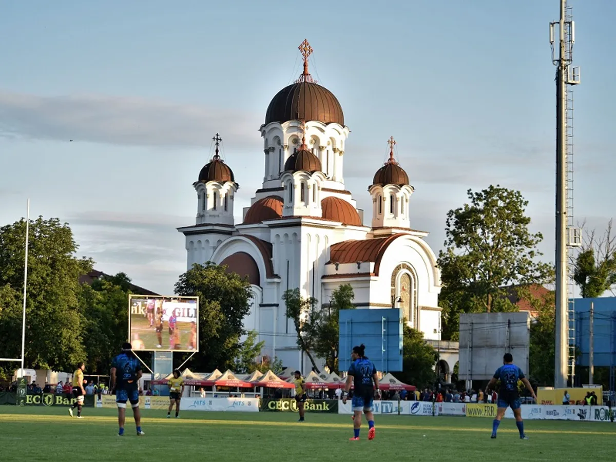 Clopotele Bisericii Cașin se aud atunci când se joacă rugby pe Stadionul Arcul de Triumf Foto: Dragoș Păscăneanu