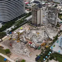 Partea clădirii cu 13 etaje care s-a surpat în Surfside, Miami, a fost demolată în mod controlat, înainte de sosirea furtunii tropicale Elsa/Foto: miami journal