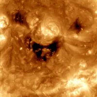 Un satelit al NASA a captat o imagine a Soarelui în care pare că acesta „zâmbește”. Foto: NASA