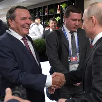 Ex cancelar german Schroeder, apropiat al lui Putin, plângere pentru crime împotriva umanității / Moscow Times