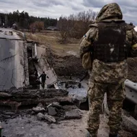 În orașul Bucha, cadravrele civililor au fost lăsate de militarii ruși pe stradă/ / Mirror