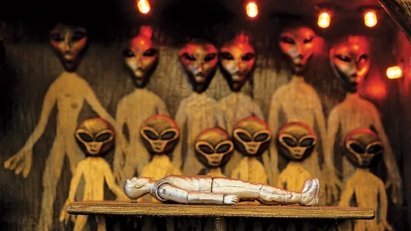 O sculptură la Simpozionul MUFON din 2011