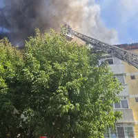 Acoperișul unui bloc ce patru etaje a luat foc în Piatra Neamț. Pompierii caută oamenii blocați  - Foto: ISU Neamt