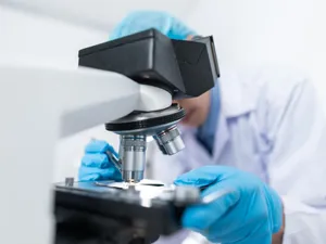 Om de ştiinţă folosind microscopul - Foto: Pexels/Chokniti Khongchum