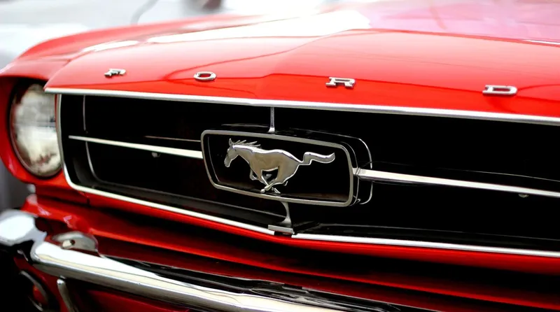 Sigla frontală şi grila radiatorului unui Ford Mustang clasic, azi maşină de cult - Foto: Pexels/Pixabay