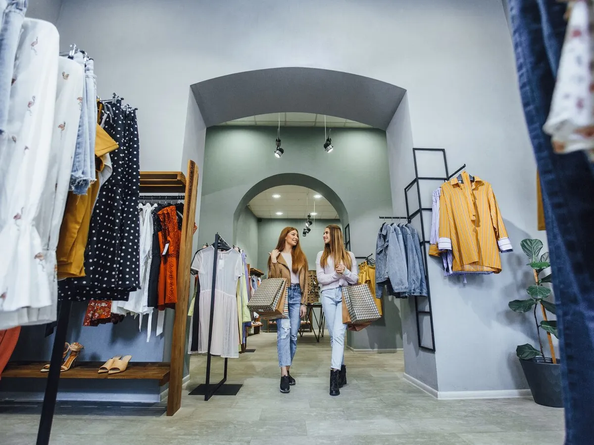 Faliment în lumea modei. Un cunoscut retailer închide 30 de magazine. Ce se întâmplă cu hainele? - Foto: Freepik (rol ilustartiv)