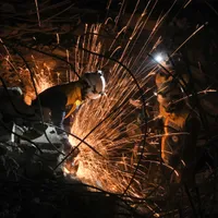 Membri ai apărării civile siriene, Căștile Albe, într-o operațiune de salvare/Foto: Profimedia Images