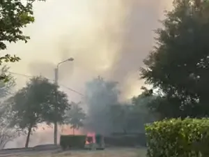 VIDEO Incendiu de vegetaţie uscată, în apropierea unui cartier de blocuri ANL din Galaţi - Foto: captură video Facebook/Băcanu Florin Foto