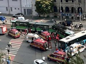 Accident grav, în București. Un tramvai și un autobuz, impliacte. 11 răniți -  Infotrafic București și Ilfov/Facebook