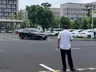 Panică în parcare! O mașină electrică BYD în modul autonom se învârte de zeci de ori în viteză - Foto: captură ecran