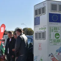 Trei mașini se se pot încărca simultan în regim rapid, la o putere de maximum 50 kWh.