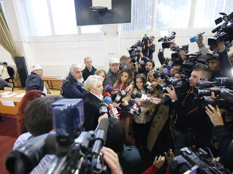 Viorica Dancila, la secția de votare, la referendum. FOTO: INQUAM PHOTOS - George Călin