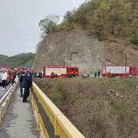 Șofer la un pas de tragedie chiar în locul unde un microbuz a căzut în Dunăre. Depășire de infarct - Foto - ISU