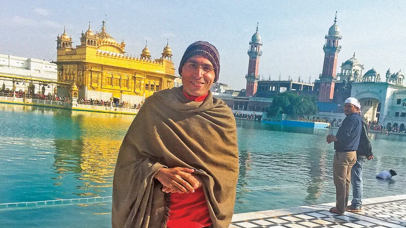 Marcel, în fața Templului de Aur
din Amritsar, în decembrie 2016