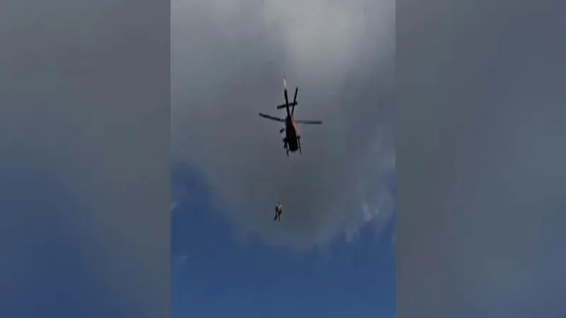 Un alpinist a fost recuperat cu elicopterul de pe versantul abrupt pe care îl escalada. A căzut 8 m Foto: Facebook/Salvamont Prahova