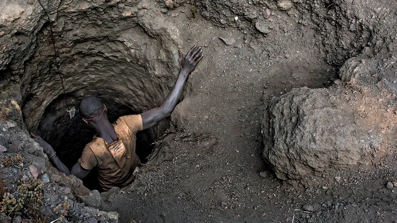 NESUSȚINUT Un creuseur, sau o persoană specializată în excavare, coboară într-o mină de cupru și cobalt fără echipament de siguranță în Kawama, în 2016