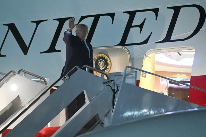 Donald Trump &icirc;mbarcat &icirc;n Air Force One - Foto: Profimedia Images