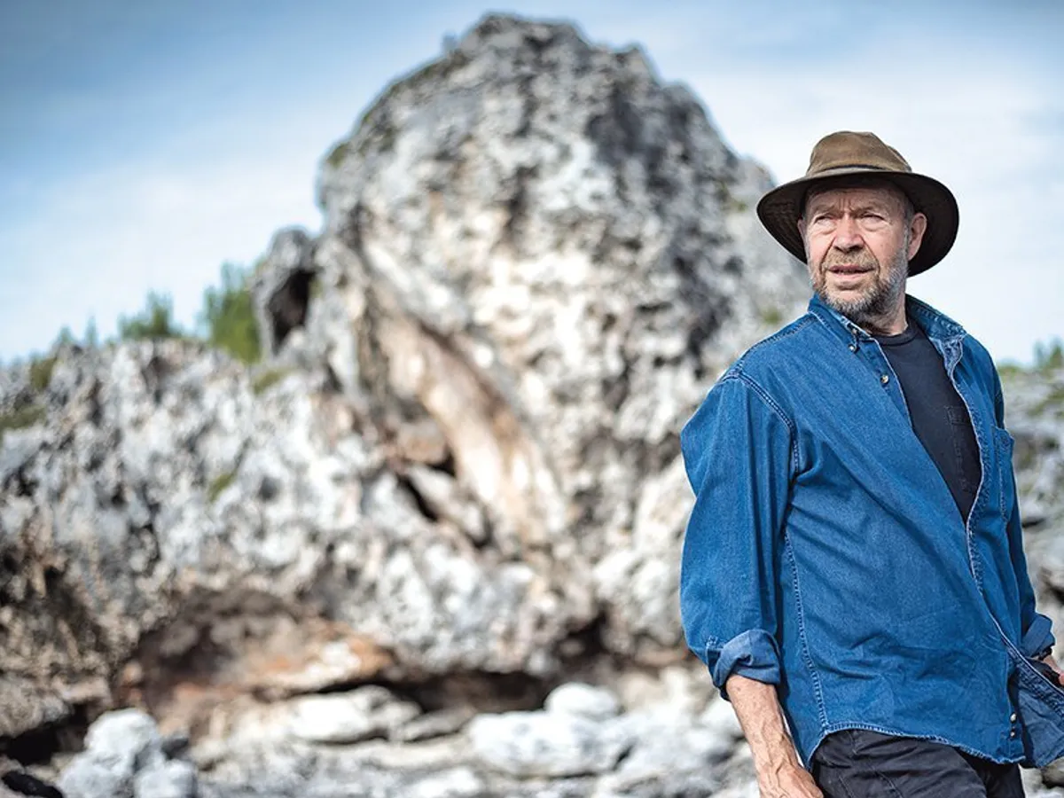 Expertul în schimbări climatice, James Hanson, cercetează roci aduse de furtună în Bahamas