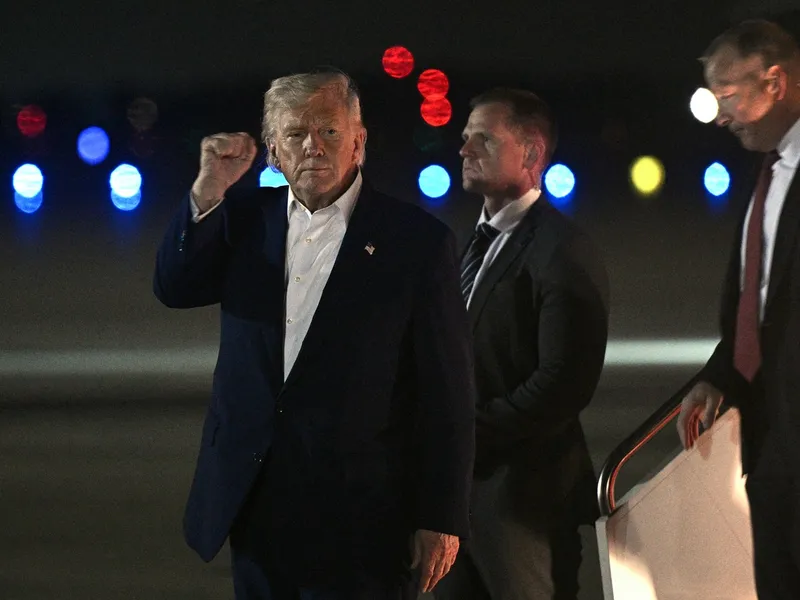 Donald Trump arată pumnul către presă, când coboară din Air Force One - Foto: Profimedia Images