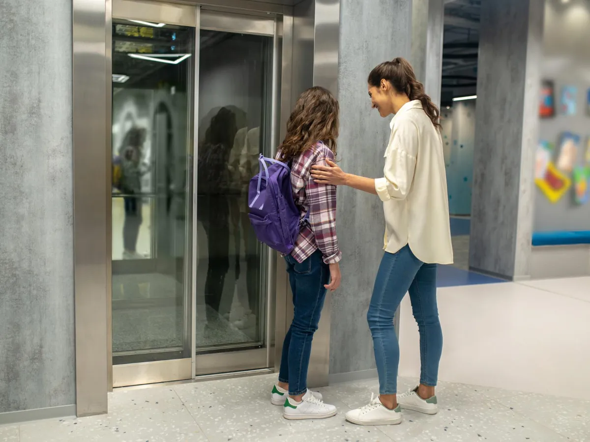 Persoane lângă lift - Foto: Magnific (Imagine cu rol ilustrativ)