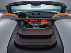 Supercar-ul cu două locuri se distinge prin ”bula dublă” din fibră de carbon, din spatele scaunelor