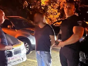 Bărbat care scrisese pe gardul unei grădinițe, prins de Poliția Locală - Foto: Primăria Sectorului 6